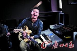 c罗新款照片,肌肉线条勾勒完美身材！”