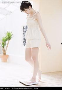 真人站在体重秤上照片,揭秘生活点滴中的健康密码